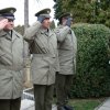 Podplukovník Karel Ondrášek, plukovník gšt. Josef Havlík a plukovník Pavol Babic vzdávají čest obětem války
