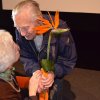 Válečný veterán Věroslav Kočka předává květinu paní Haně