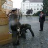 Předseda sněmovny Hamáček pokládá věnec k pomníku