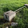Poškozené zbytky ohrazení Pomníku osvoboditelů Slovenska u Badína