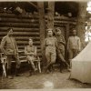 05 - Důstojníci 2. pluku Krejčiřík (vlevo) a Petřík (uprostřed) v létě 1916 před svým srubem na řece Šáře v Pinských bažinách