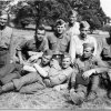03 - Otmar Riedl (ležící 2. zleva) ještě ve francouzském stejnokroji v táboře v Cholmodeley, léto 1940. (archiv br. Tomáše Jambora)