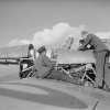 03 - Britský seržant vysvětluje československým mechanikům 310. čs. stíhací perutě RAF obsluhu letounu Hurricane Mk. I, říjen 1940. 