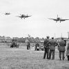 06 - Návrat trojice letounů Spitfire z mise. 