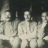 02 - Rok 1916, velitel 3. roty Čs. střeleckého pluku ppor. Husák (uprostřed) s desetníky Machytkou a Šidlíkem (vpravo). (VÚA-VHA Praha)