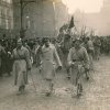 07 - Slavnostní pochod I. praporu 21. čs. stř. pluku Prahou, zleva mjr. Šidlík, pplk. Husák, por. Král; za ním vpravo por. Preininger. (VÚA-VHA Praha)