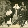 12 - Velitel II. divize generál Pjotr N. Podgajeckij s ruskými zdravotními sestrami a svými důstojníky. Baryševka, listopad 1917.