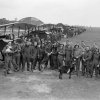 02 - Piloti 56. perutě RAF před svými letouny S.E.5a ve Francii, léto 1918. Velitelem jednotky byl v té době Edward „Micky“ Mannock, vítěz 61 leteckých soubojů. Padl 26. července 1918 a v roce 1919 byl posmrtně vyznamenán Viktoriiným křížem