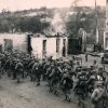 01 - Pochod mužů čs. brigády vesnicí Semide během přesunu k Terronu a Vouziers