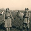 12 - Otakar Husák, již povýšený na majora, a trubač des. Kobylka drží vlajku I. praporu 21. pluku dekorovanou francouzských Válečným křížem za boje u Terronu, listopad 1918