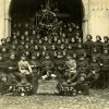 04 - Vojáci Čs. hraničářského praporu čís. 2 v kasárnách v Broumově v roce 1921. Na snímku je patrná různorodost v používání vojenských stejnokrojů. Řada vojáků nosí blůzy z dědictví československých legionářů v Rusku.