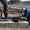 03 Br. Čížek pokládá kytici na patu jezdecké sochy Tomáše G. Masaryka.
