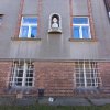 09 Busta Charlotty Garrigue Masarykové na domě rodiny Masarykových v Mickiewiczově ulici v Praze.