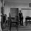 16 Jan Votava v hostinské místnosti. Za kamna na lavici u zdi usedl 2. října 1944 Vojtěch Luža, na židli u kamen Josef Koreš (Nadace Bratří Lužů)