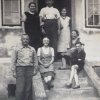 04 Rodina Steblových před válkou, Helena sedí na schodech