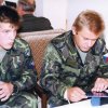 05 Jiří Hubáček (vpravo) na posledním rozloučení s Petrem Valešem, který zemřel při dělostřeleckém přepadu na stanovišti TANGO 23