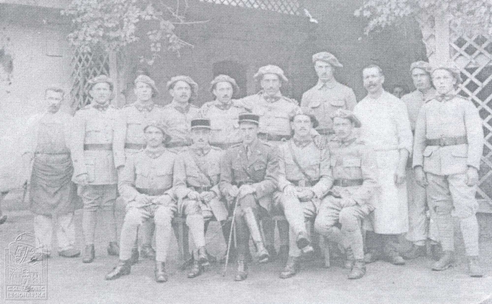 sedící druhý z prava (107105.002)