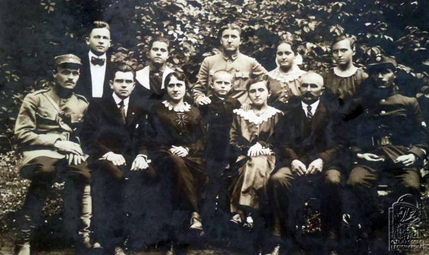  František Škrabal je na fotografii v úplně vpravo. Vlevo jeho bratr Jan Škrabal, taktéž v uniformě. (109949.02)