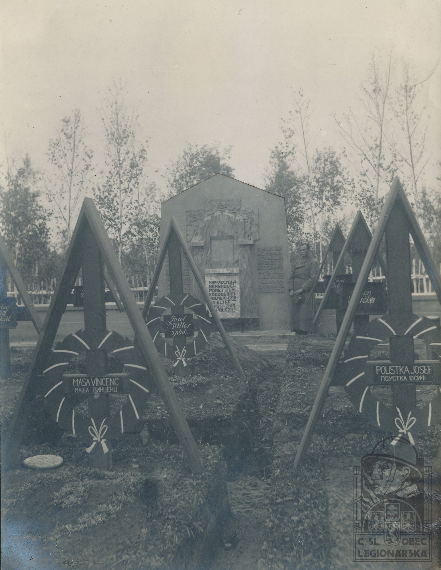 pomník padlým čs. dobrovolců na čs. oddělení ruského hřbitova 1919 Novonikolajevsk (VÚA)