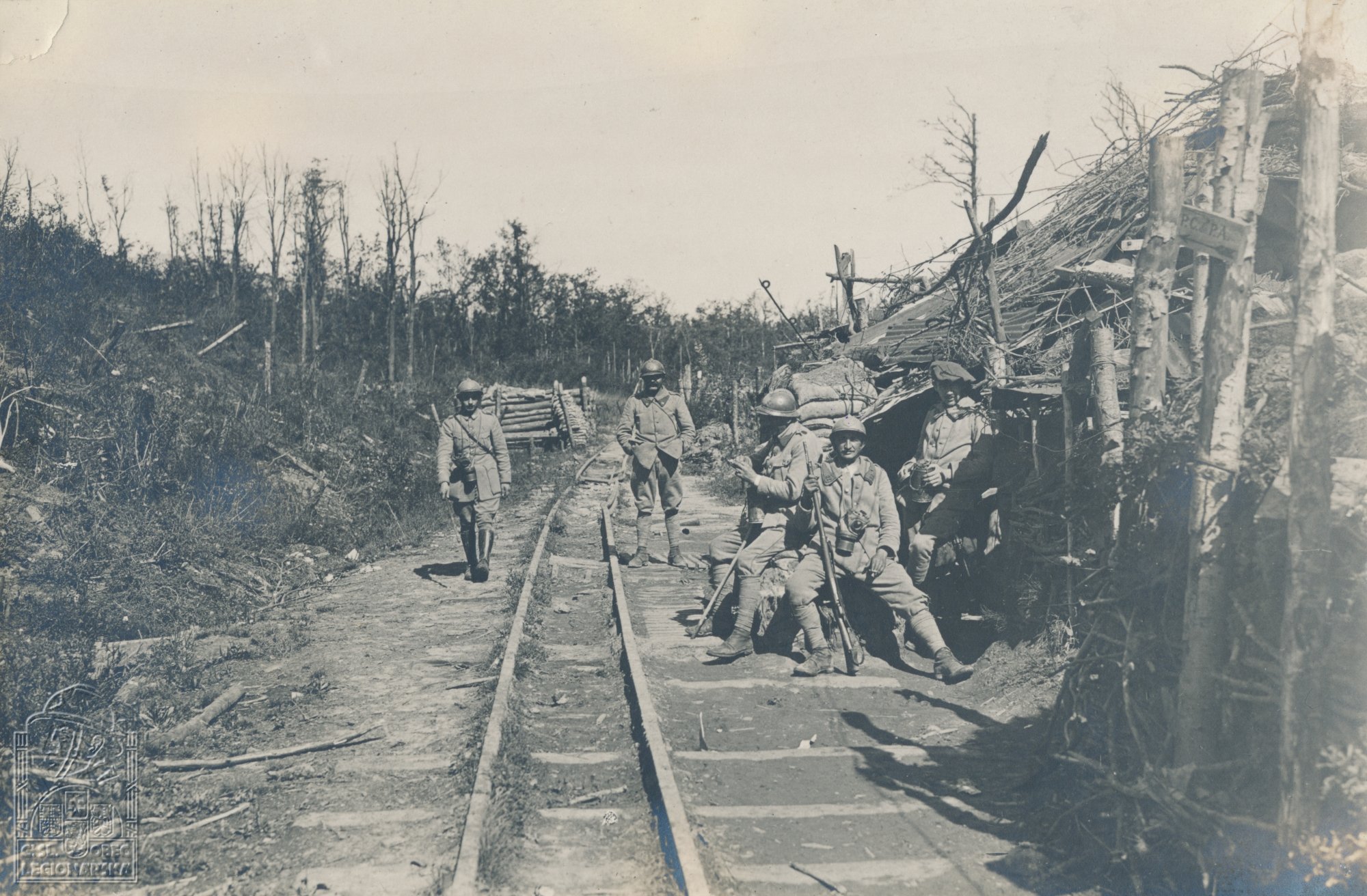 Přední zákop v lese Kreutzwald v Alsasku, poručík Hladík VUA (131171.005)
