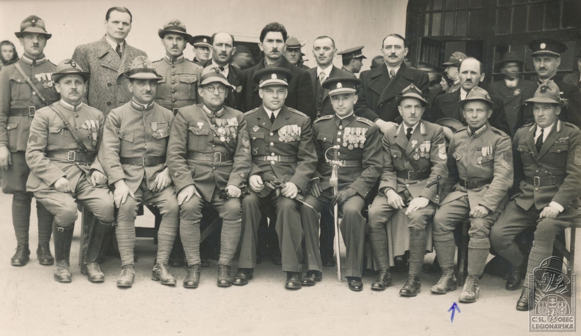 Rok 1938 oslava 20leté trvání republiky, sjezd výzvědný pluk Grazianiho, líc (šipkou označen Václav Altman) (13950.002)