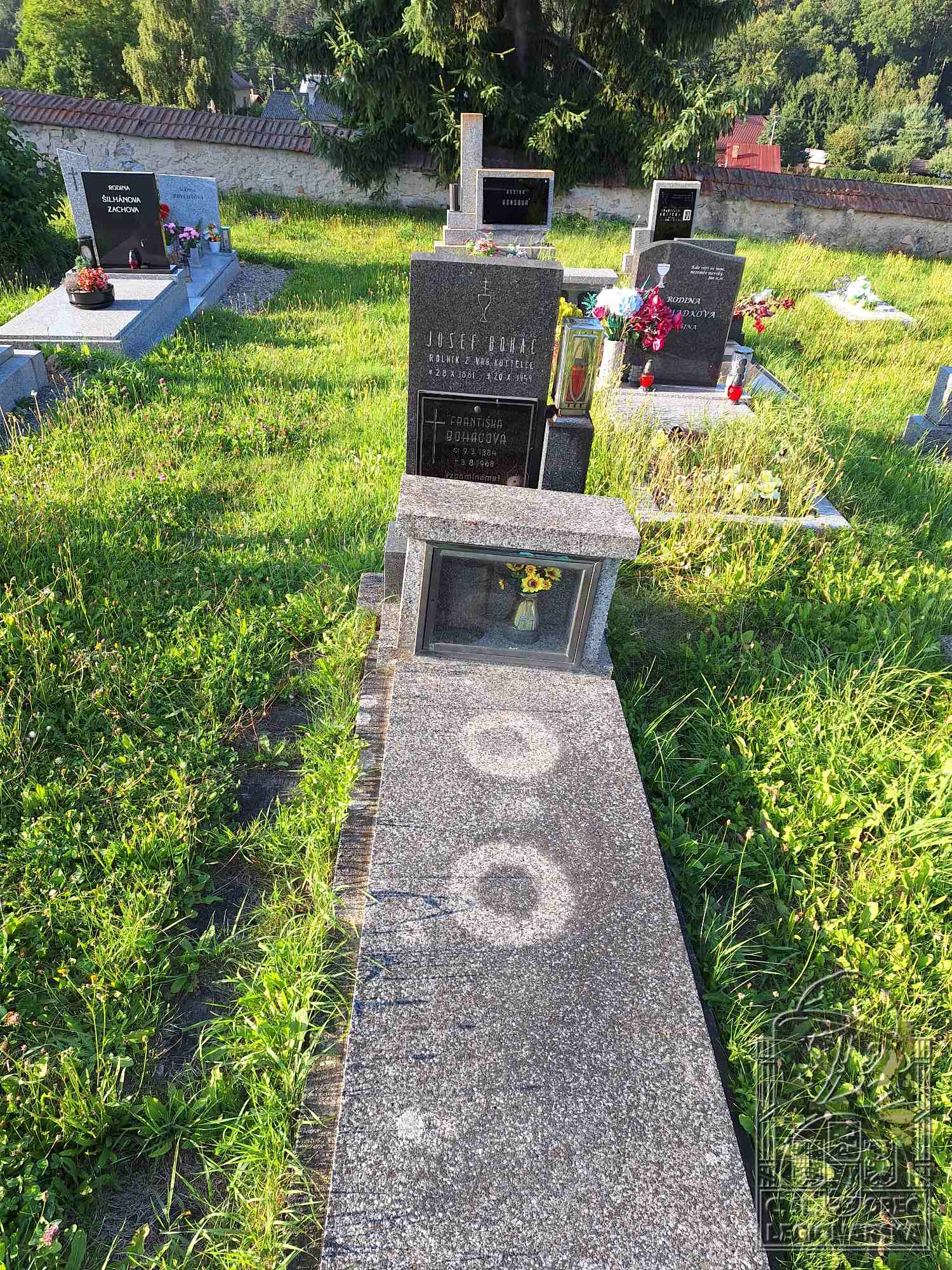 Hrob ve Vrbatově Kostelci (15135.800)