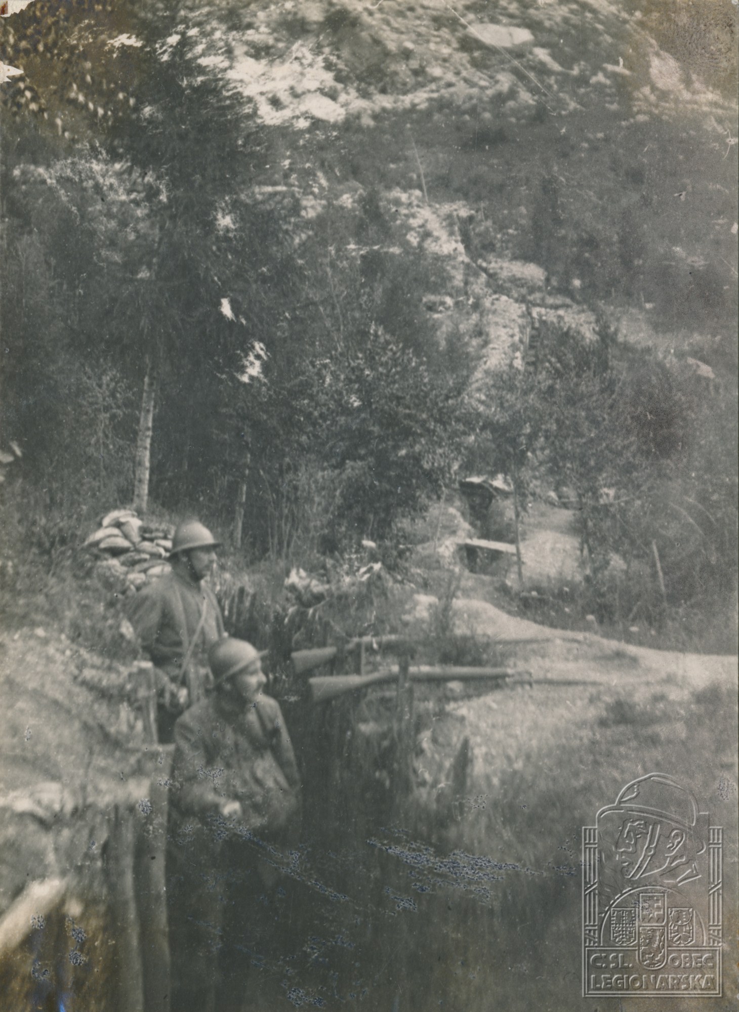 Br. Kratchvíl ve spojovacím zákopu k hlídce br. Bednaříka Mt Maio VUA