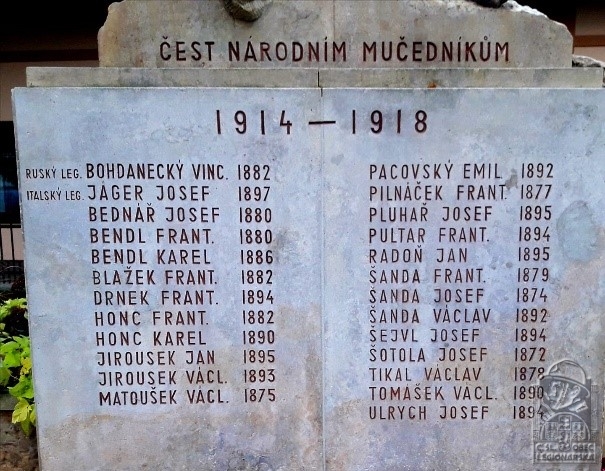 Památník před obecním úřadem ve Stěžerách