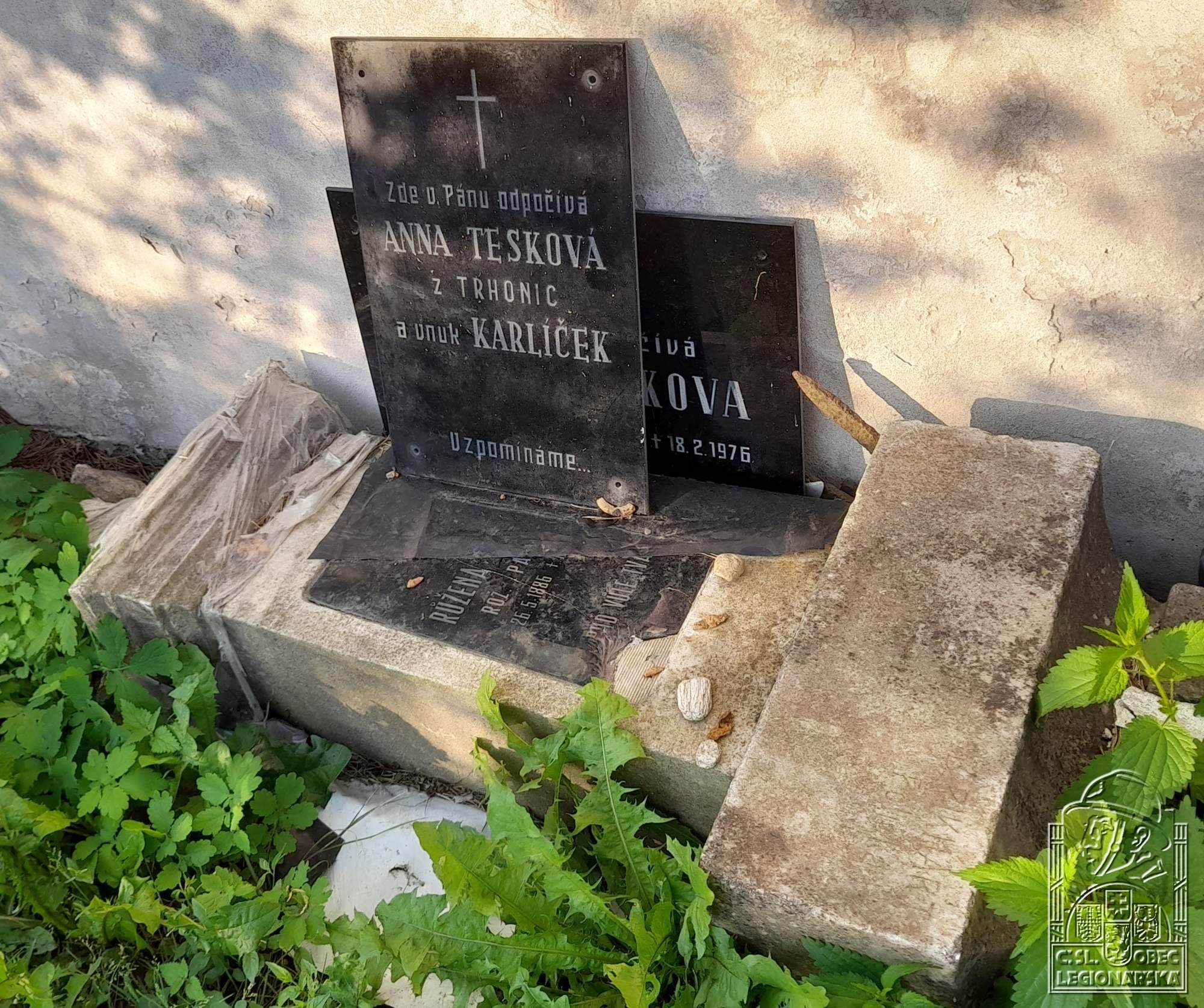 Zrušený hrob v Jimramově, deska opřená o zeď márnice (23469.510)