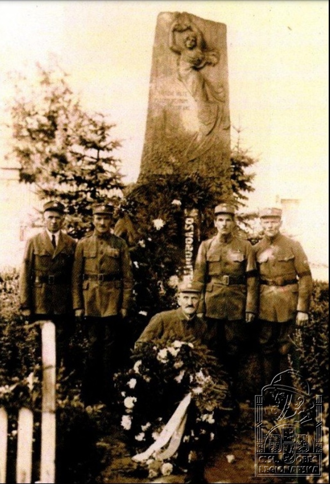 U pomníku padlým, Hoděšovice