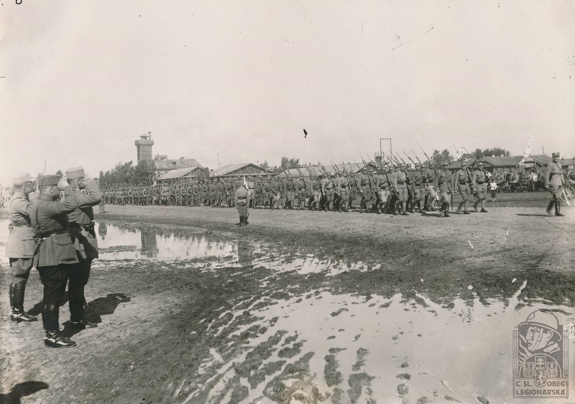 kapitán Hejda s praporem 10. stř. pluku defiluje před velitelem III. stř. divise 5.7.1919 Krásnojarsk (VÚA) (33310.010)