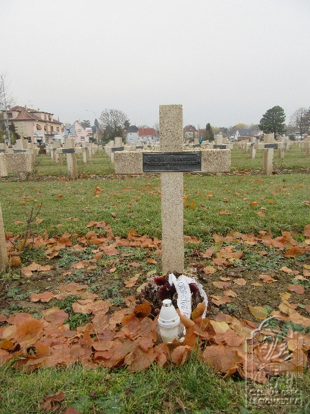 Hrob na vojenském hřbitově v Cernay