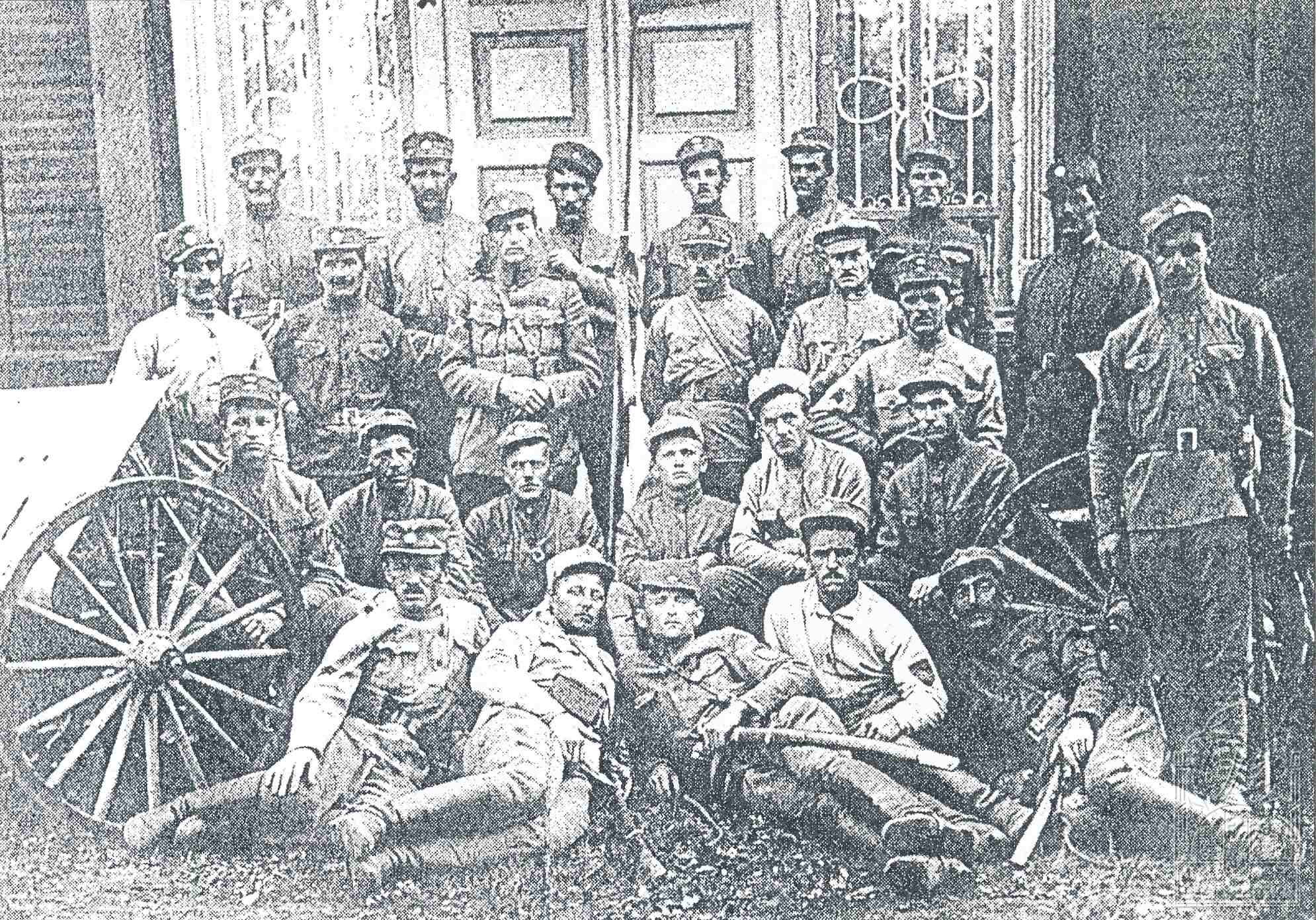 Hořejní řada, druhý zleva
