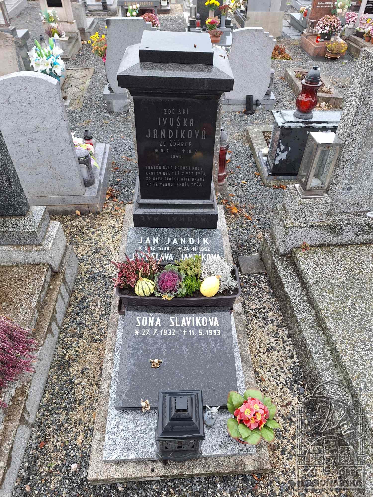 Hrob ve Skutči (40655.800)