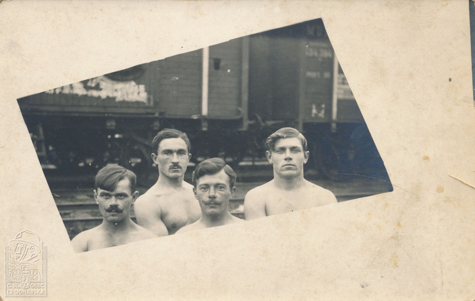 Skupinové foto u těplušky (41653.015)