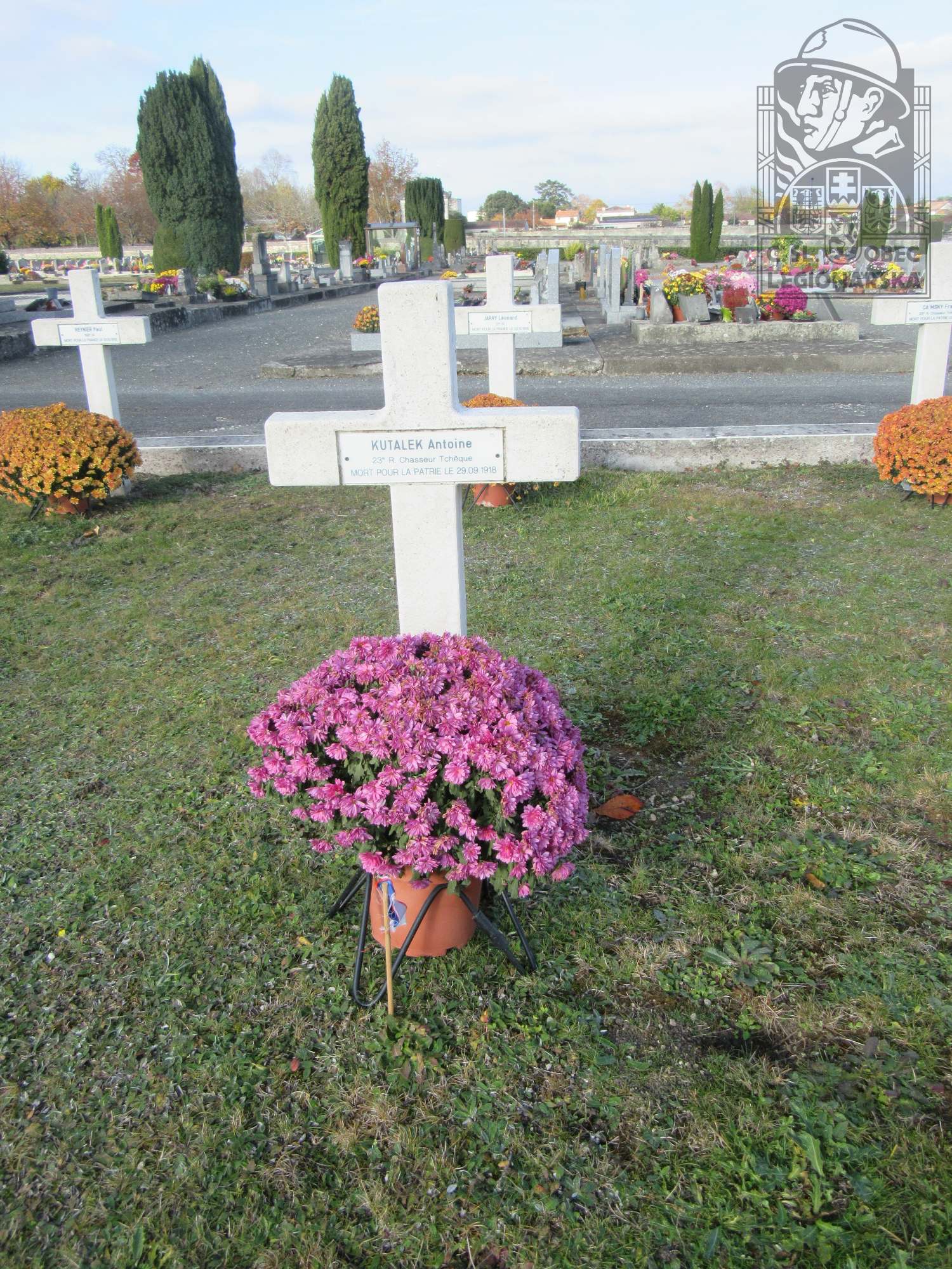 Hrob Antonína Kutálka na hřbitově v Cognacu (55609.02)