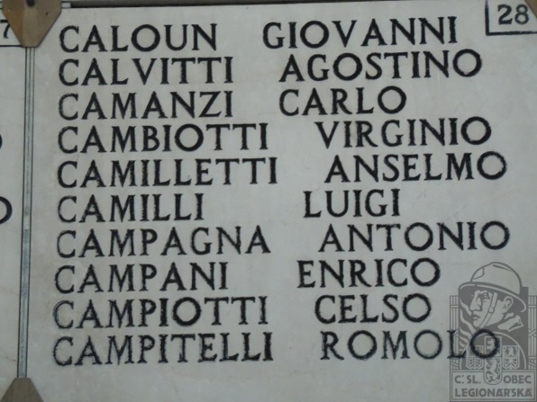 Deska se jménem Jana Čalouna ve vojenské části hřbitova na náměstí piazzalle Verano v Římě