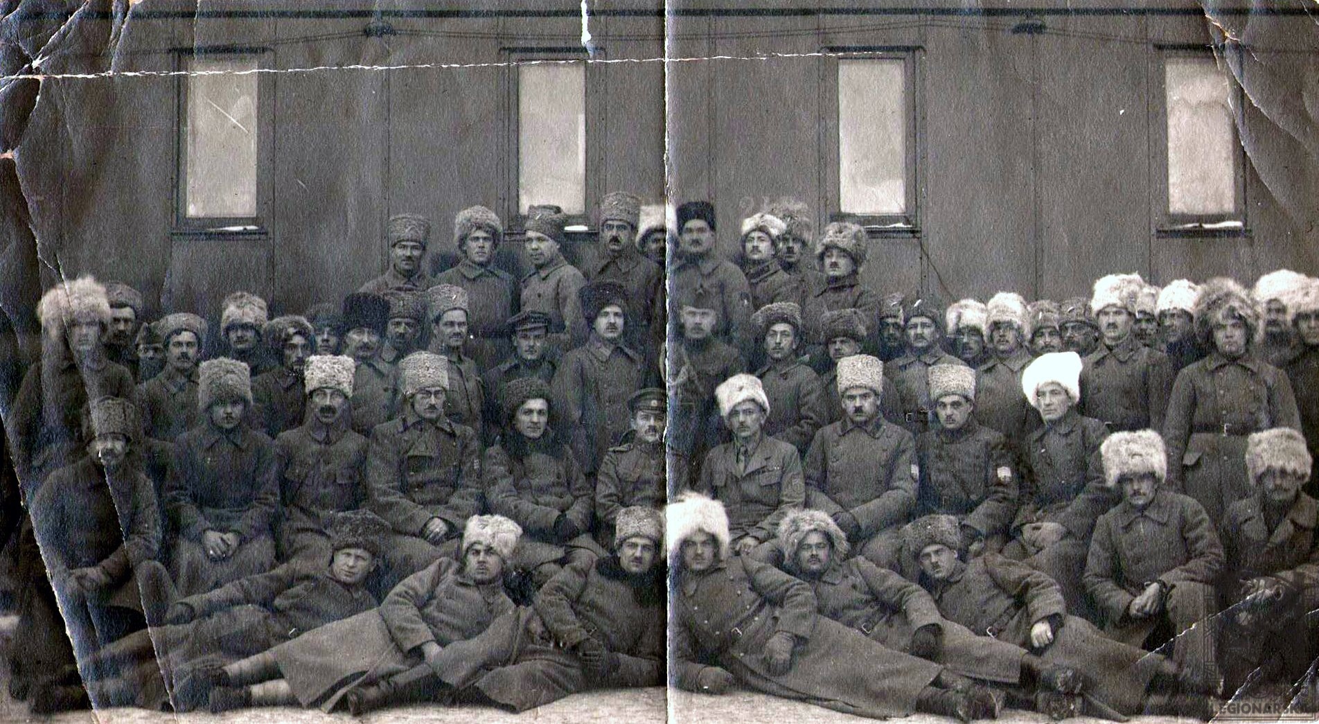 František Malinský v ruských legiích - Vladivostok 1918 (pravděpodobně  třetí zleva v druhí řadě dole) (57135.01)