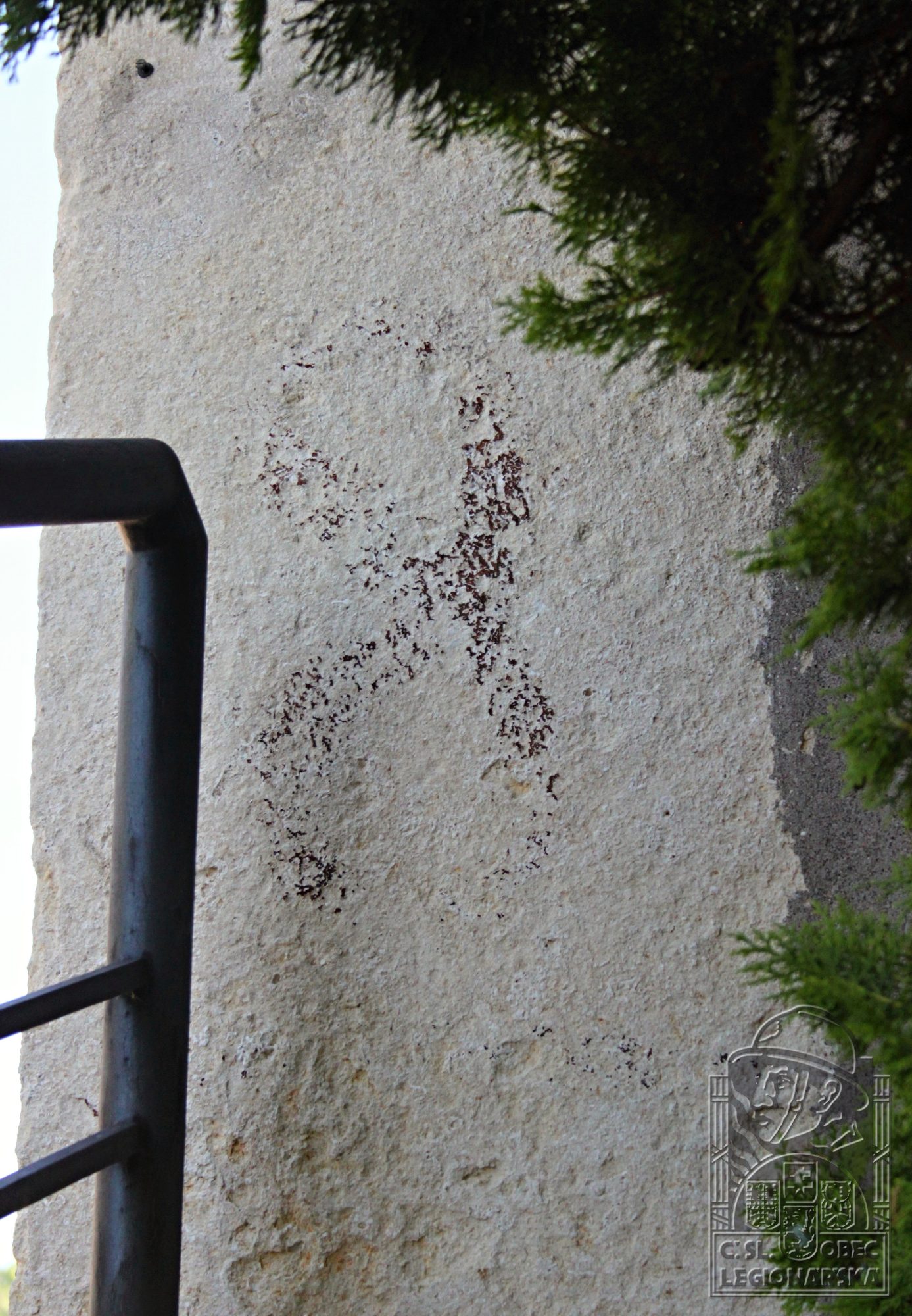 Osmička na zdi Barbaranského hřbitova, která odkazuje na osm popravených čs. legionářů (72894.500)