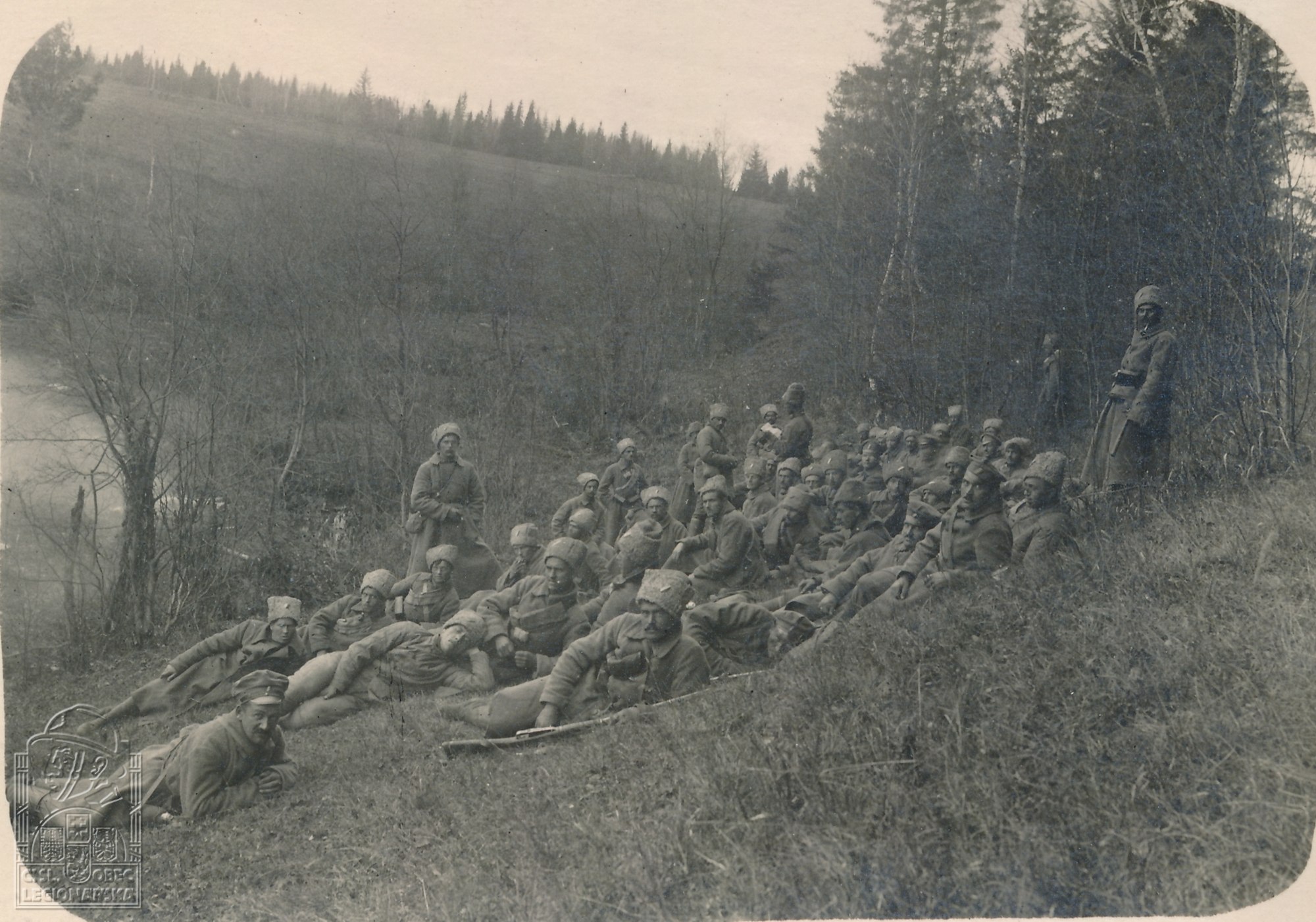 V reservě u Tatarské roviny br. Imramovský čte denník (73100.018)