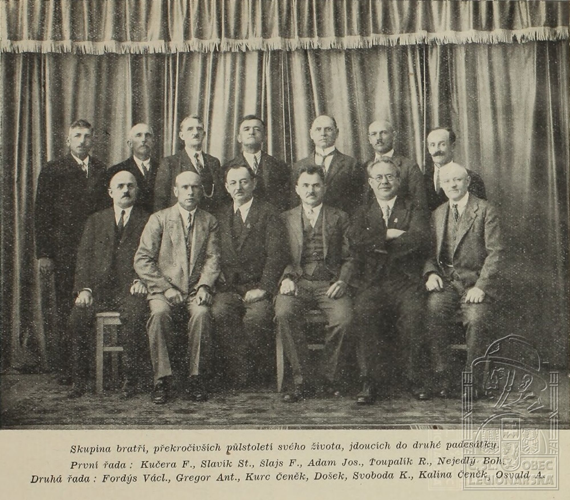 Skupina legionáři, kteří překročili věk 50 let. Pamětní list okresní jednoty Čsl. obce legionářské v Jihlavě (79942.020)