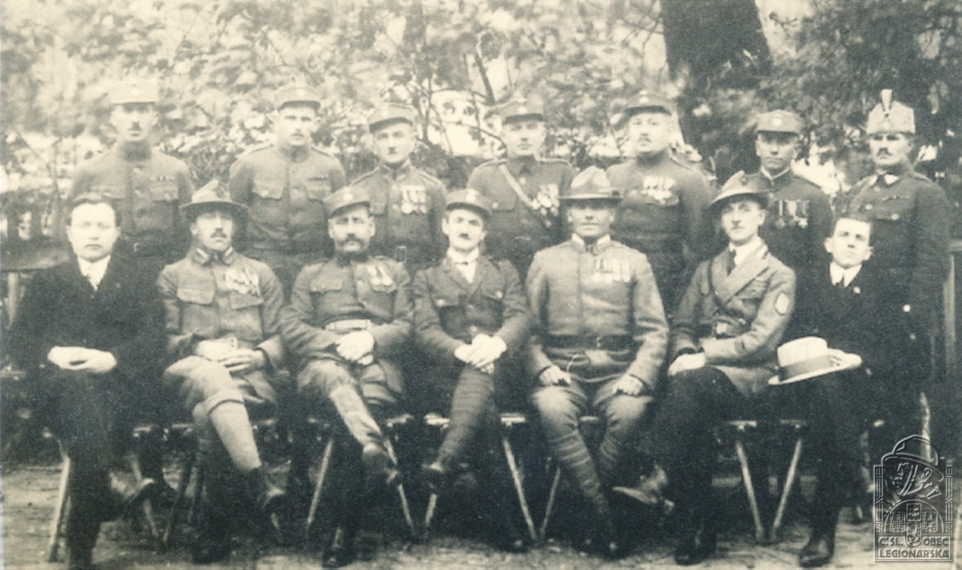 Kloboučtí legionáři 30. léta Vítězslav Pavelka sedí 3. zleva (ŠULÁKOVÁ, Ludislava, KORDIOVSKÝ, Emil. Legionáři okresu Břeclav. Mikulov- FPO-Znojmo, SOkA Břeclav, 2002.) (86432.005)