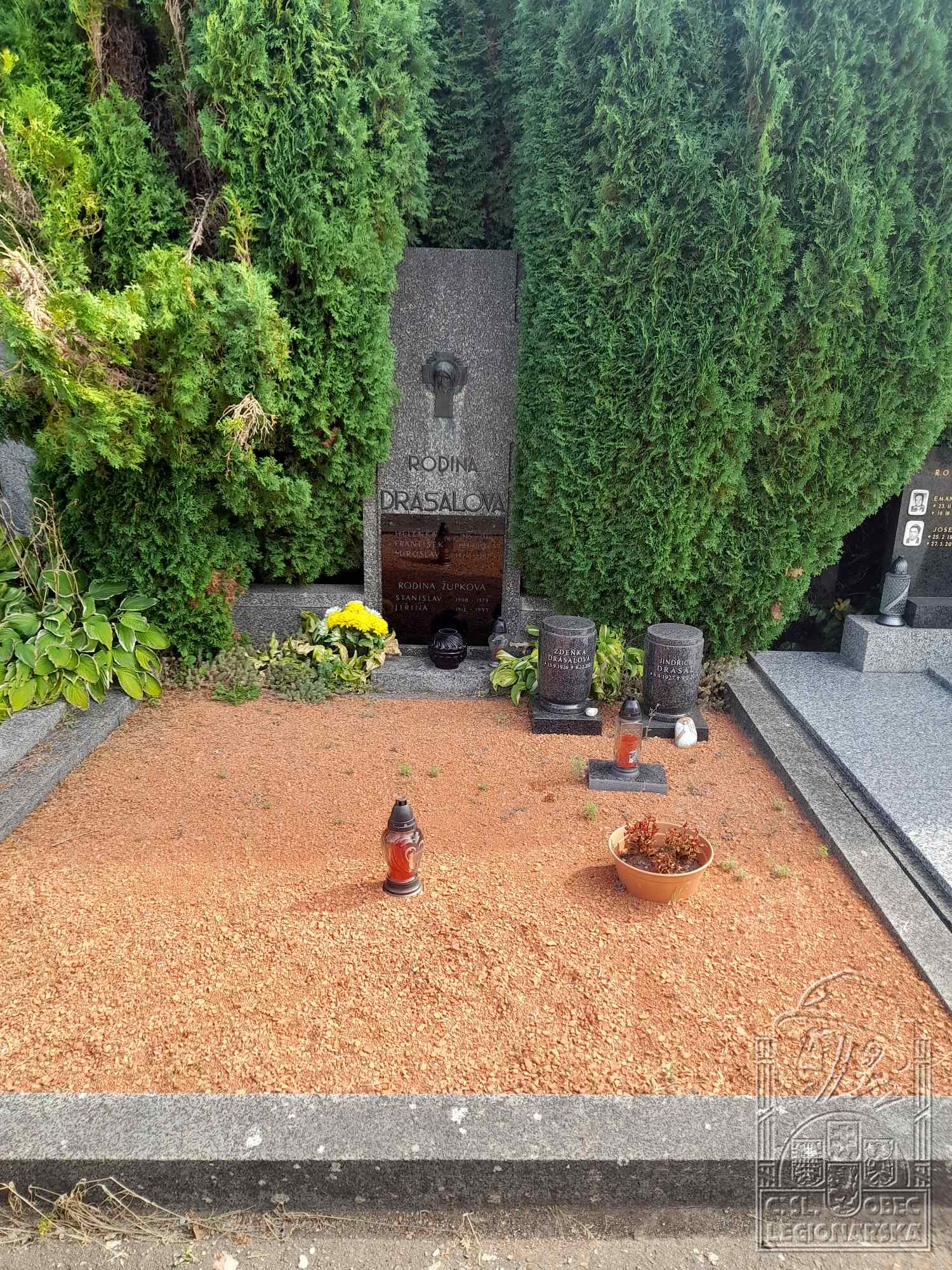 Hřbitov Brno-Líšeň, skupina 7, ur. hrob č. 11-12